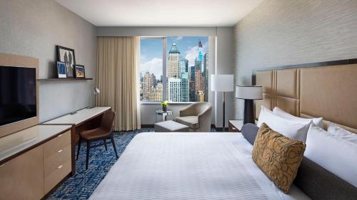纽约纽约时代广场洲际酒店的酒店客房享有城市美景,配有一张床。