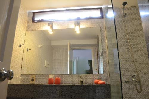 科洛尼亚-德尔萨克拉门托格贝纳多尔酒店的一间带大镜子和盥洗盆的浴室