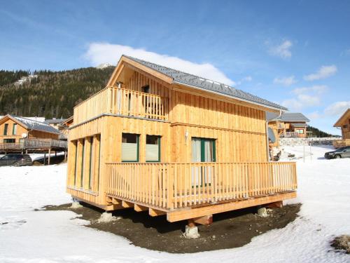 上陶恩Chalet in Hohentauern with sauna near ski area的雪中的一个木屋