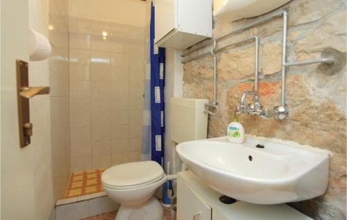 科尔丘拉Lovely Home In Korcula With Kitchen的浴室配有白色卫生间和盥洗盆。