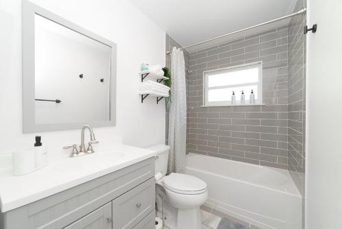 克里斯特尔里弗NEW Cozy House 5 Min Three Sisters Springs的白色的浴室设有水槽和卫生间。