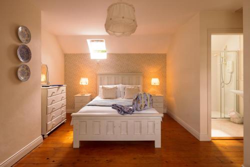 Union Hall海景住宿加早餐旅馆的一间带白色床的卧室和一间浴室