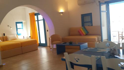 德里奥斯埃皮尼奥酒店的客厅配有沙发和桌子