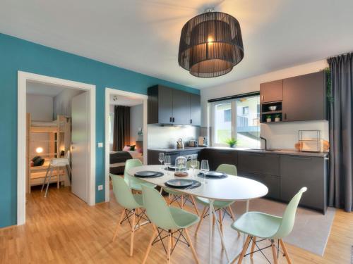 巴德小基希海姆Premium apartment in ski area Bad Kleinkirchheim的厨房以及带白色桌椅的用餐室。