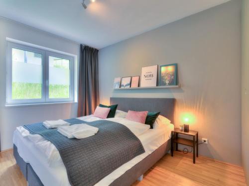 巴德小基希海姆Premium apartment in ski area Bad Kleinkirchheim的一间卧室设有一张床和一个窗口