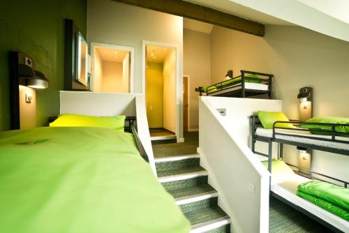 兰贝里斯YHA斯诺登佩尼通旅舍的带两张双层床和楼梯的客房