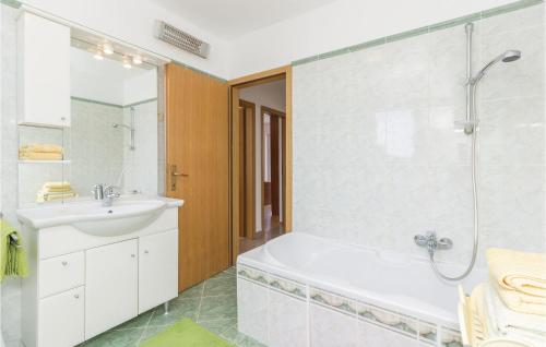 马里伊兹Stunning Apartment In Mali Iz With Kitchen的带浴缸、水槽和淋浴的浴室