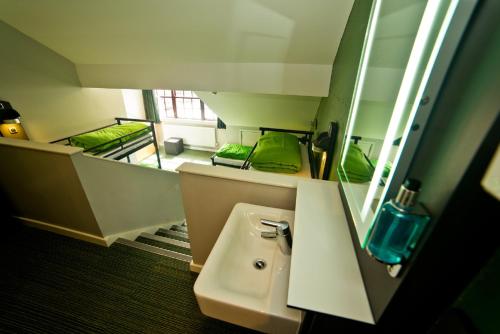 兰贝里斯YHA斯诺登佩尼通旅舍的一间带两张双层床和盥洗盆的浴室