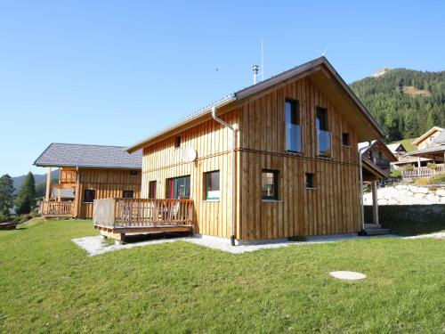 上陶恩Nice chalet in Hohentauern Styria with sauna的大型木屋,设有大院子