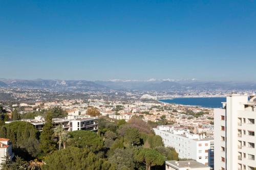 昂蒂布BNB RENTING breathtaking view 2 bedroom apartment in Antibes !的享有带湖泊和建筑的城市美景