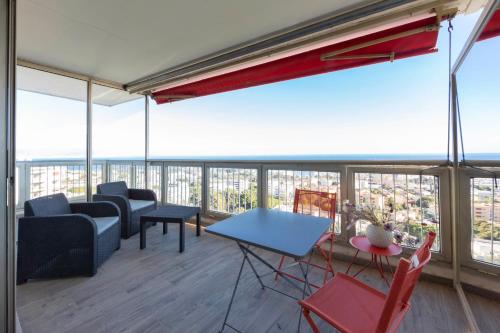 昂蒂布BNB RENTING breathtaking view 2 bedroom apartment in Antibes !的客厅配有桌椅