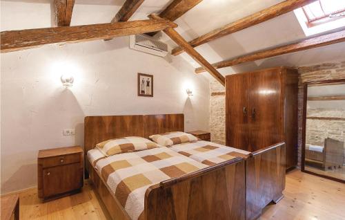 法扎纳Cozy Home In Fazana With Kitchen的一间卧室配有一张大木床。