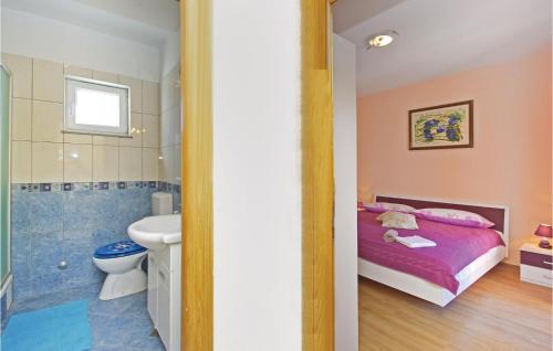KreševoStunning Home In Kresevo With House A Panoramic View的一间卧室设有一张床和一间浴室。