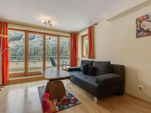 萨尔巴赫Chalet apartment in Saalbach Hinterglemm的客厅配有沙发和桌子