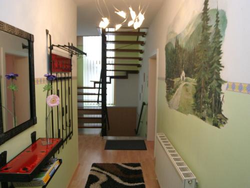 伦韦格Large holiday home on the Katschberg in Carinthia的房屋内带螺旋楼梯的走廊