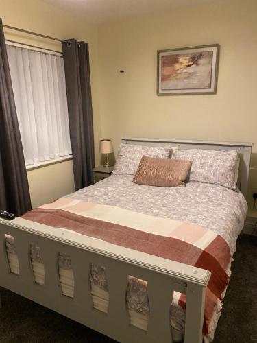 法尔卡拉The Strand Guest House的一间卧室配有一张大床,上面有枕头