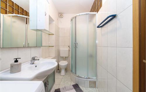 扎达尔Stunning Apartment In Zadar With Outdoor Swimming Pool的一间带水槽和淋浴的浴室
