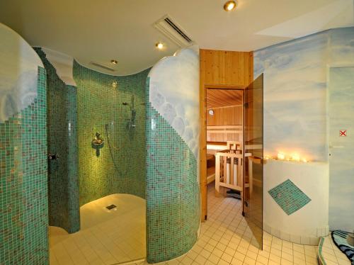 法克湖畔杜罗博拉赫Biohof Naturzeit Faaker See的带淋浴的浴室和绿色瓷砖墙壁