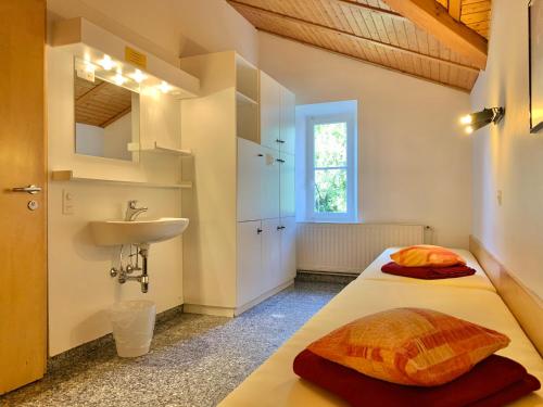 卢加诺蒙塔里那酒店的客房内的浴室设有床和水槽