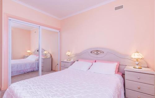 奥拉萨奇3 Bedroom Beautiful Apartment In Orasac的白色的卧室配有白色的床和镜子