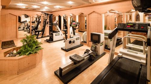 塞尔瓦迪加尔代纳山谷Apartments Villa Gardena - Gardenahotels的健身房里设有数台跑步机和机器