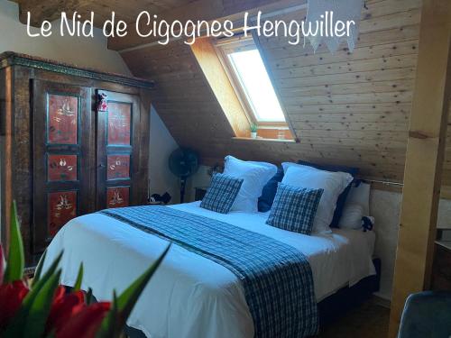 HengwillerLe Nid de Cigognes的一间卧室配有一张带白色床单的床和一扇窗户。