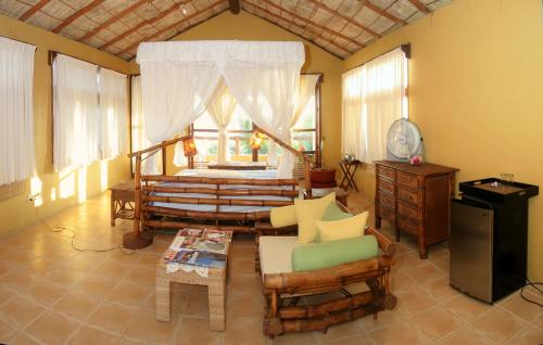 锡瓦塔塔内霍卡萨住宿加早餐旅馆的带沙发和椅子的客厅以及窗户。
