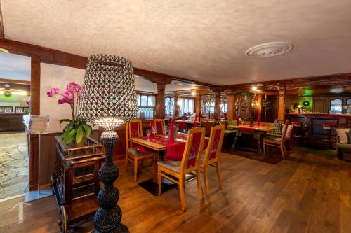 上施陶芬路德维格皇家高尔夫阿尔平康体度假酒店的一间带桌椅的用餐室和一间餐厅