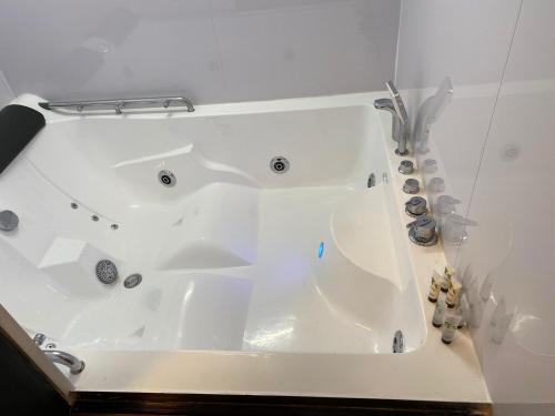 伦敦Wns HOTEL的浴室内设有一个白色浴缸