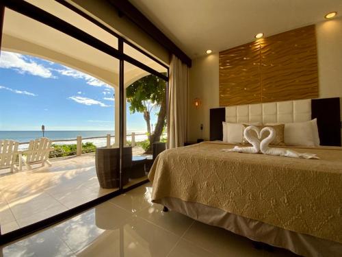 埃尔库科Vista Las Olas Resort的一间卧室配有一张床,享有海景