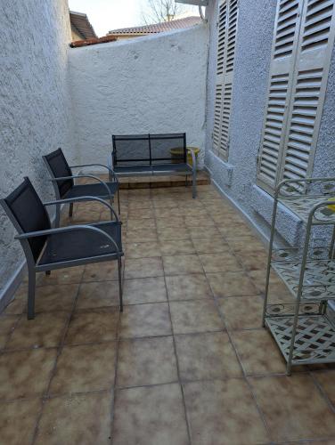 马赛le Cocooning Marseillais的庭院里设有两把椅子和一张桌子