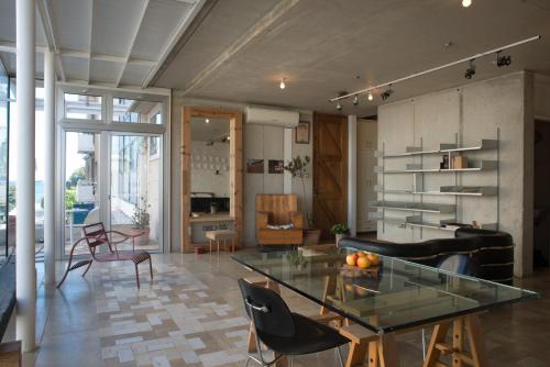利马索尔市中心一室公寓的客厅配有玻璃桌和椅子