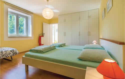 班约勒2 Bedroom Beautiful Home In Banjole的一间卧室,卧室内设有一张绿色大床