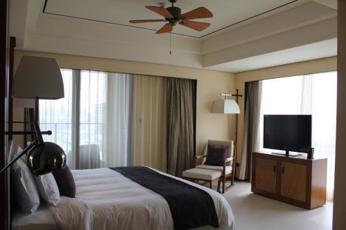 三亚三亚中心皇冠假日酒店（洲际旗下，观山望海）的配有一张床和一台平面电视的酒店客房