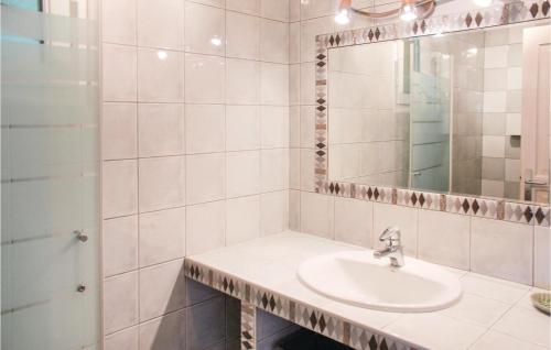 Rubian塞维涅港路度假屋的白色的浴室设有水槽和镜子