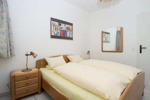 洛迦诺Collina d'Oro Orselina Locarno的一间卧室,配有一张床和床头灯