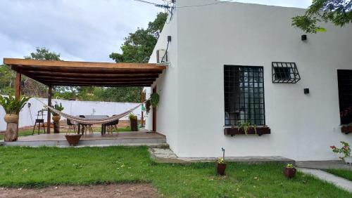 阿尔特杜尚CASA CONFORTÁVEL COM 4 QUARTOS EM ALTER DO CHÃO的庭院内带吊床的白色房屋