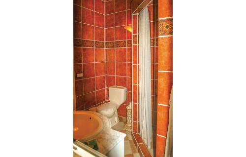 阿尔加罗沃Beautiful Home In Algarrobo With Wifi的一间带卫生间和水槽的浴室