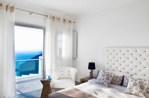 菲罗斯特法尼Belvedere Suites的卧室配有床、椅子和窗户。