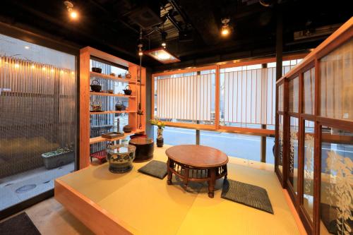 东京行灯旅馆的一间房间,里面设有桌子和凳子