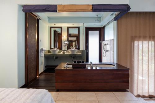 贝尔欧布莱Fisherman's Cove Resort的一间带大浴缸和水槽的浴室