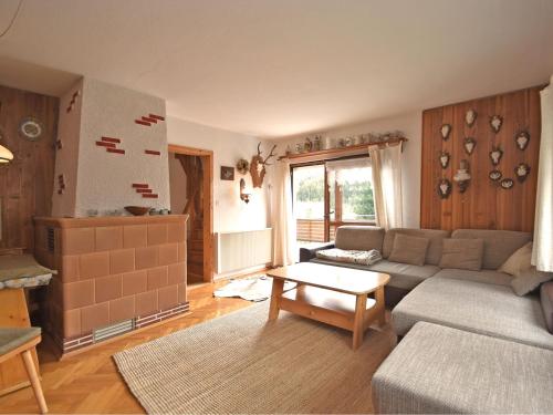 WeitersglashütteHoliday home with sauna in Wildenthal的客厅配有沙发和桌子