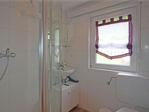格拉斯许特Spacious holiday home in Sauerland with terrace的白色的浴室设有水槽和窗户。