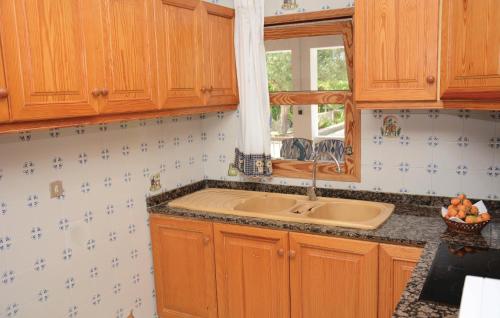 阿尔库迪亚帕斯拉波利诺5号度假屋的一个带木制橱柜和水槽的厨房