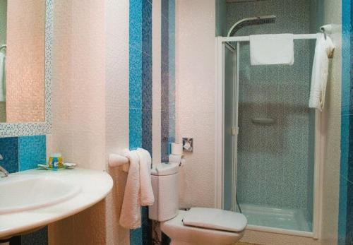 Alcaracejos米格尔​​安赫尔乡村酒店的浴室配有卫生间、盥洗盆和淋浴。