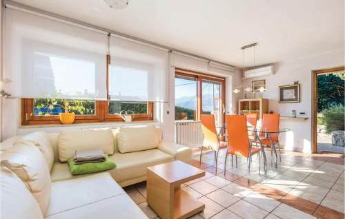 Stunning apartment in Rijeka with 1 Bedrooms and WiFi的休息区