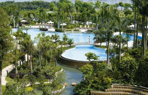 广州广州香格里拉大酒店的享有度假村游泳池的顶部景致