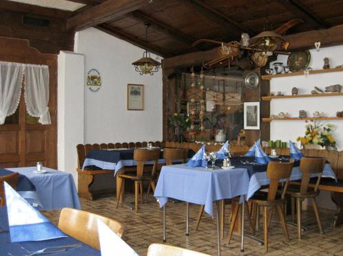 莱克斯拉克斯西霍夫宾馆的一间配备有桌椅及蓝餐巾的用餐室