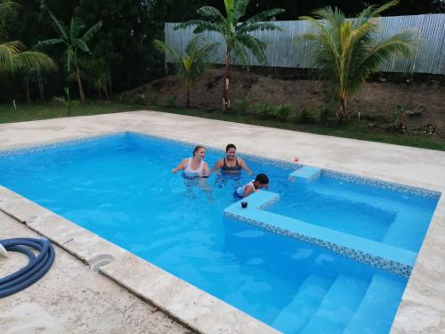 San Lorenzo de GuayubínRoom in Guest room - Piscalonga Hotel Restaurant Cozy Family Operated的三人在游泳池里