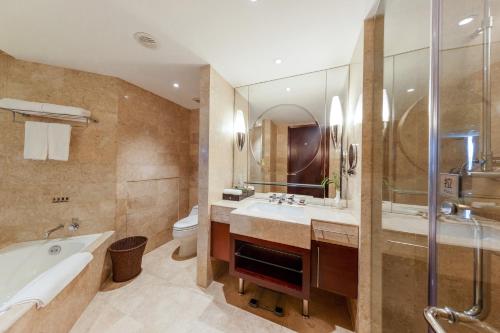 常州常州丽亭酒店的带浴缸、盥洗盆和卫生间的浴室